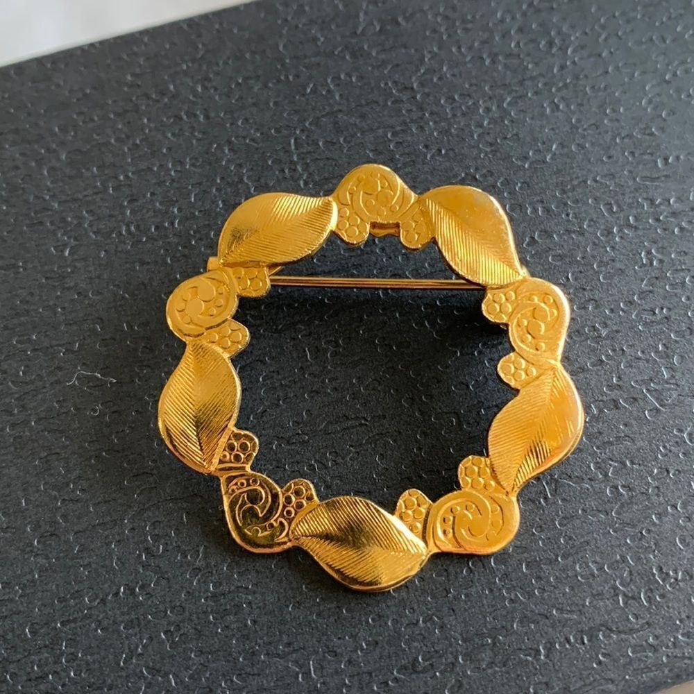 Vintage Brooch‎ Pin Gold Tone Wreath